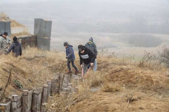 В Мариуполе детей сорвали с учёбы и бросили копать окопы (+ФОТО, ВИДЕО) | Русская весна