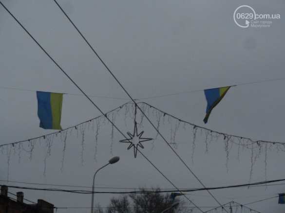 Флаги перед Театральной площадью В Мариуполе с центральных улиц исчезли флаги Украины (фото) | Русская весна