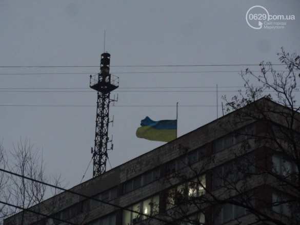 Здание Гипромеза В Мариуполе с центральных улиц исчезли флаги Украины (фото) | Русская весна