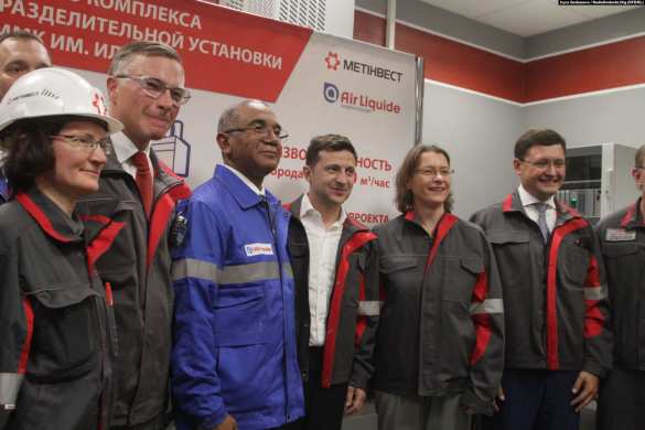 Зрада: во время визита Зеленского в Мариуполь журналистам выдали каски, закупленные в России (ФОТО) | Русская весна