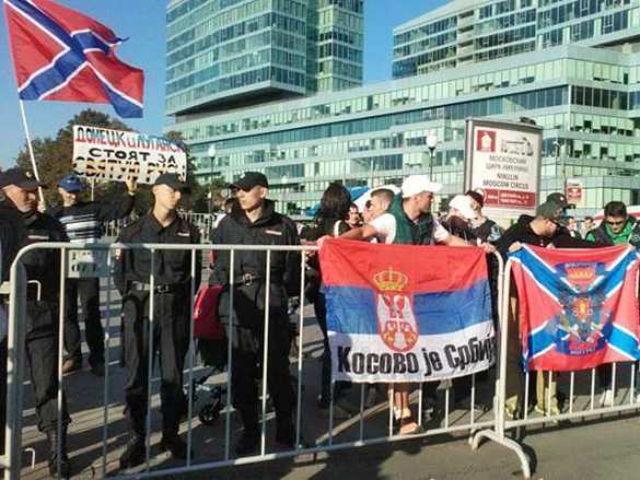 В знак протеста против так называемого «марша мира» жители центра Москвы вывесили в окнах флаги ДНР и ЛНР (фото, видео) | Русская весна