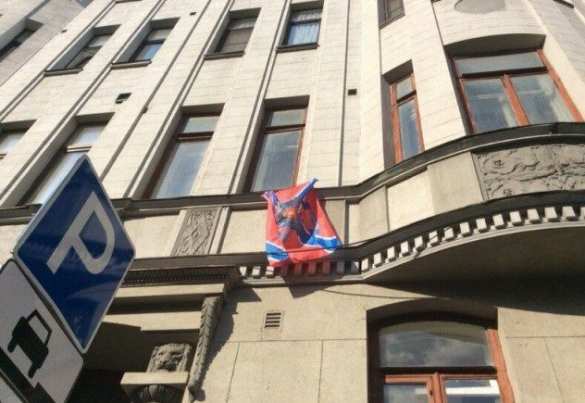 В знак протеста против так называемого «марша мира» жители центра Москвы вывесили в окнах флаги ДНР и ЛНР (фото, видео) | Русская весна