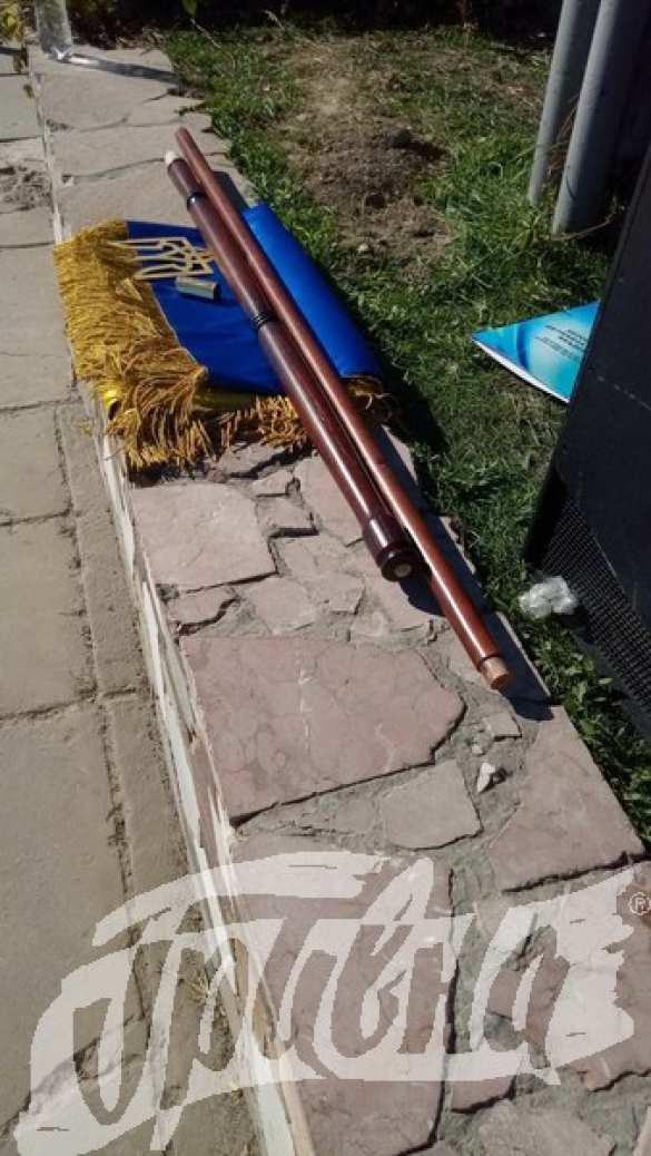 «Чем ближе конец, тем яснее знамения»: во время визита Порошенко в Херсон сломался государственный флаг (ФОТО) | Русская весна