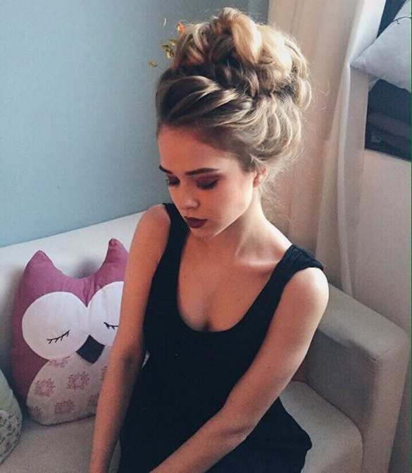 Нардеп от «Слуги народа» взял себе в помощницы 22-летнюю модель (ФОТО, ВИДЕО) | Русская весна