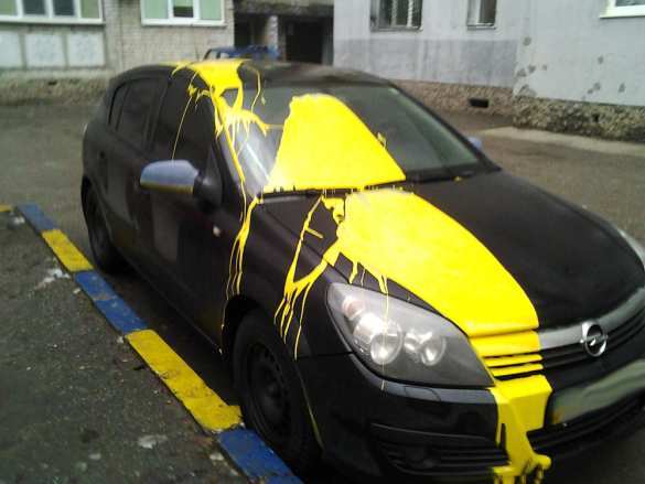 В Одессе облили краской машины с сине-жёлтыми флажками (фото) | Русская весна