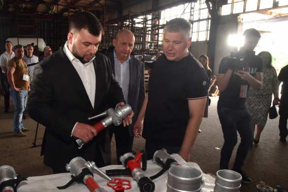 «Задействовать все возможности»: глава ДНР на Харцызском машиностроительном заводе (ФОТО) | Русская весна