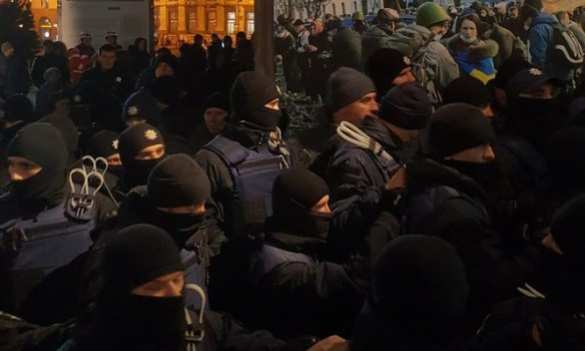 На Майдане произошли столкновения протестующих и полиции (ФОТО, ВИДЕО) | Русская весна