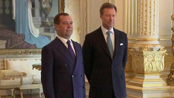 Медведев осадил американского посла за заявления о Крыме (+ФОТО) | Русская весна