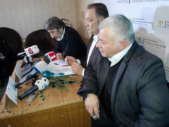 В Крыму «Меджлис» не смог собрать народ на митинг и был облит зеленкой (фото, видео) | Русская весна