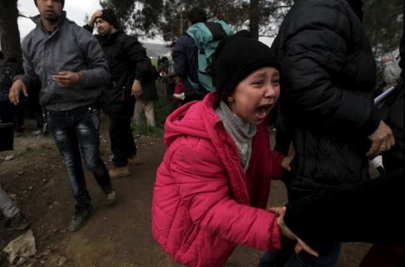 Мигранты тараном прорвали заграждения на границе Греции и Македонии (ФОТО, ВИДЕО) | Русская весна