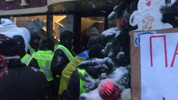 Сторонники Саакашвили окружили СИЗО, заблокировали улицу (ФОТО, ВИДЕО) | Русская весна