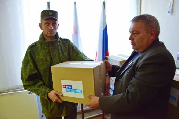 В Краснодоне и Красном Луче военнослужащие получили помощь от проекта «Волонтёр» (ФОТО) | Русская весна