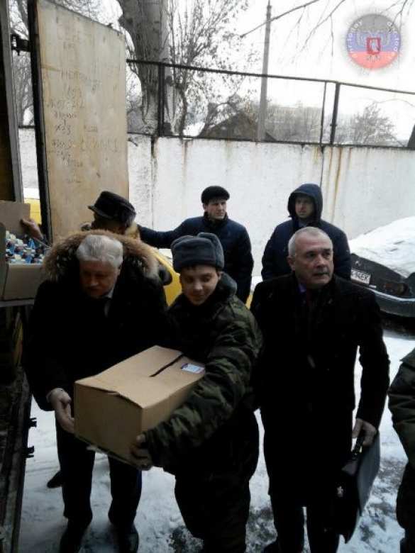 Председатель «Справедливой России» Миронов привез в ДНР гуманитарную помощь (фото) | Русская весна