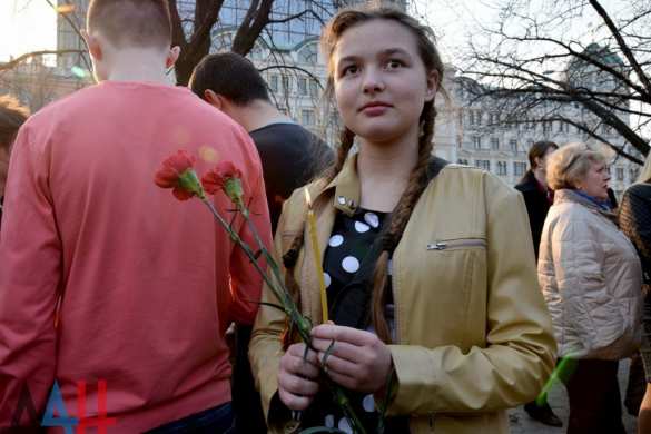 Мы с тобой, Россия: Жители ДНР провели траурный митинг в память жертв теракта в петербургском метро (ФОТО) | Русская весна