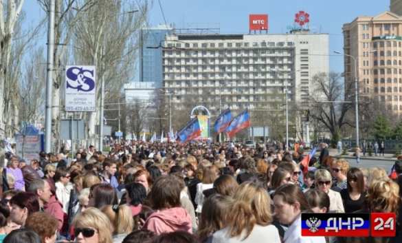 Тысячи дончан вышли на улицы в честь двухлетия Республики (ФОТО) | Русская весна