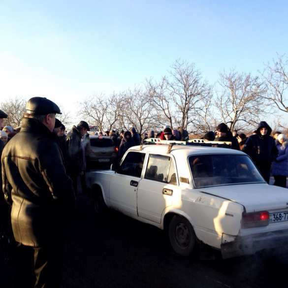 Живой щит из дончан в буферной зоне: жители ДНР вышли на митинг (ФОТО) | Русская весна