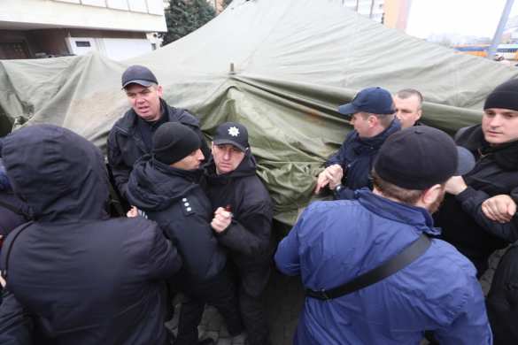 В Киеве протестующие устроили драку и обещают поджечь маршрутки (ФОТО, ВИДЕО) | Русская весна