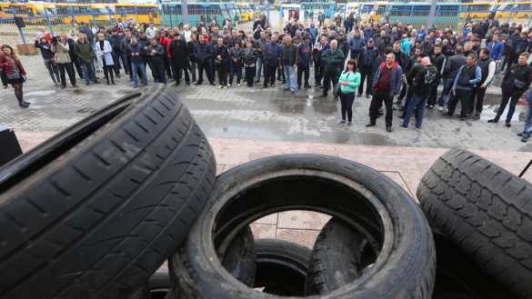 В Киеве протестующие устроили драку и обещают поджечь маршрутки (ФОТО, ВИДЕО) | Русская весна