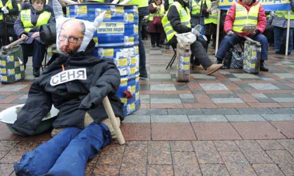У Верховной Рады проходит митинг за отставку Яценюка (ФОТО, ВИДЕО) | Русская весна