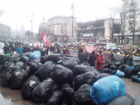 В Киеве предприниматели завалили мэрию мусором (ФОТО, ВИДЕО) | Русская весна