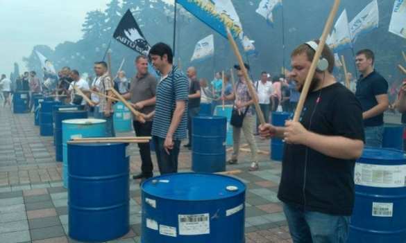 Драки и дымовые шашки: под Радой митингуют за снятие неприкосновенности с нардепов (ФОТО, ВИДЕО) | Русская весна