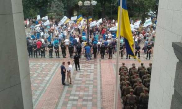 Драки и дымовые шашки: под Радой митингуют за снятие неприкосновенности с нардепов (ФОТО, ВИДЕО) | Русская весна