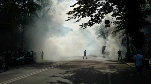Протесты под Радой: толпа зажгла дымовые шашки (ФОТО, ВИДЕО) | Русская весна