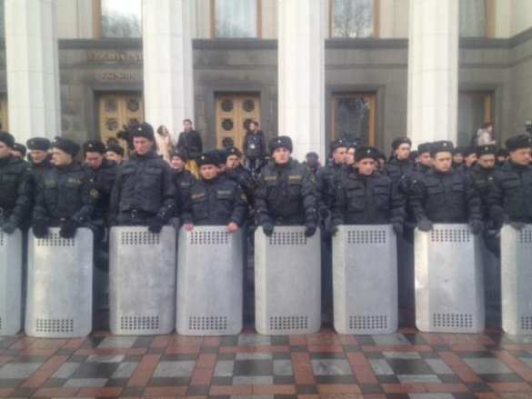 Несколько тысяч протестующих перекрыли движение в Киеве (фото, видео) | Русская весна