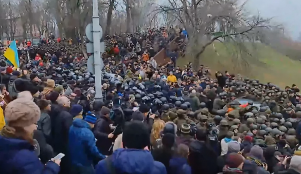 МихоМайдан: в центре Киева — новые стычки полиции и протестующих, растут баррикады (ФОТО, ВИДЕО) | Русская весна