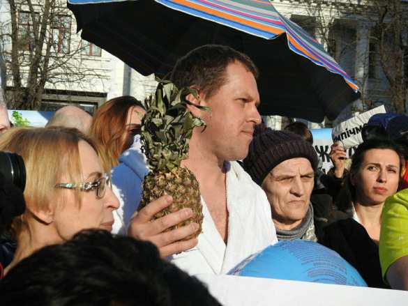 Чемодан, вокзал, Мальдивы: голые женщины пришли к администрации Порошенко (ФОТО, ВИДЕО) | Русская весна