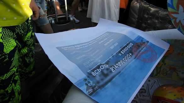 Чемодан, вокзал, Мальдивы: голые женщины пришли к администрации Порошенко (ФОТО, ВИДЕО) | Русская весна