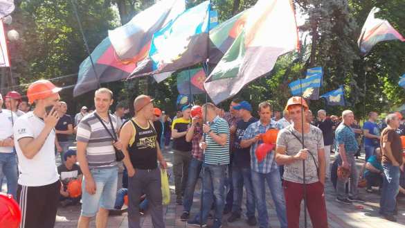 «Пора действовать!»: у стен Верховной рады собрались сотни шахтёров (ФОТО, ВИДЕО) | Русская весна
