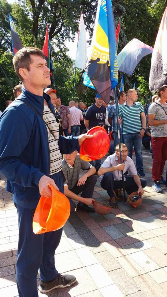«Пора действовать!»: у стен Верховной рады собрались сотни шахтёров (ФОТО, ВИДЕО) | Русская весна