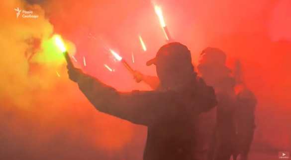 «Авакова в отставку»: дом министра оцепили протестующие и жгли файеры (ФОТО, ВИДЕО) | Русская весна