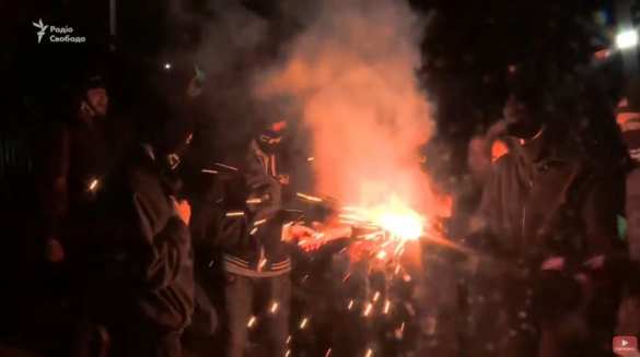 «Авакова в отставку»: дом министра оцепили протестующие и жгли файеры (ФОТО, ВИДЕО) | Русская весна