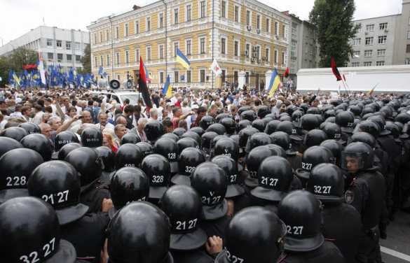 Около 3 тыс. протестующих перекрыли центральную улицу Киева | Русская весна