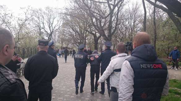 Неофашисты напали на пенсионеров, возлагавших цветы на могилу Неизвестного матроса в Одессе (ФОТО, ВИДЕО) | Русская весна