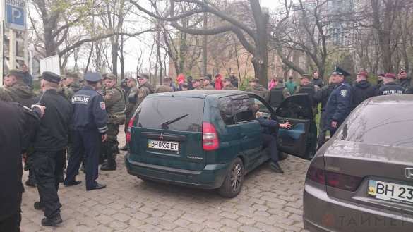 Неофашисты напали на пенсионеров, возлагавших цветы на могилу Неизвестного матроса в Одессе (ФОТО, ВИДЕО) | Русская весна