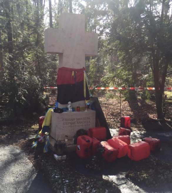 В Мюнхене осквернили могилу Бандеры, посол Украины обвиняет немецких историков (ФОТО) | Русская весна