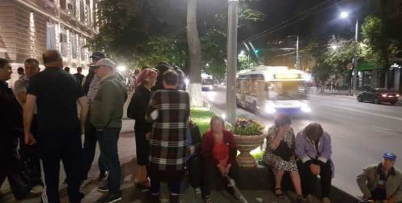 Ночью неизвестные заблокировали парламент и министерства в Кишинёве (ФОТО, ВИДЕО) | Русская весна