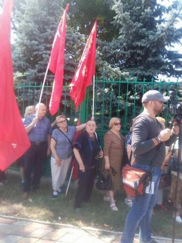 В Кишиневе прошел пикет у здания посольства Польши в Молдове против сноса памятников советским солдатам (ФОТО) | Русская весна