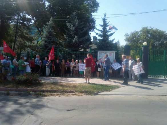 В Кишиневе прошел пикет у здания посольства Польши в Молдове против сноса памятников советским солдатам (ФОТО) | Русская весна