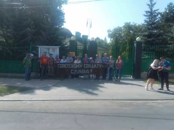 В Кишиневе прошел пикет у здания посольства Польши в Молдове против сноса памятников советским солдатам (ФОТО) | Русская весна