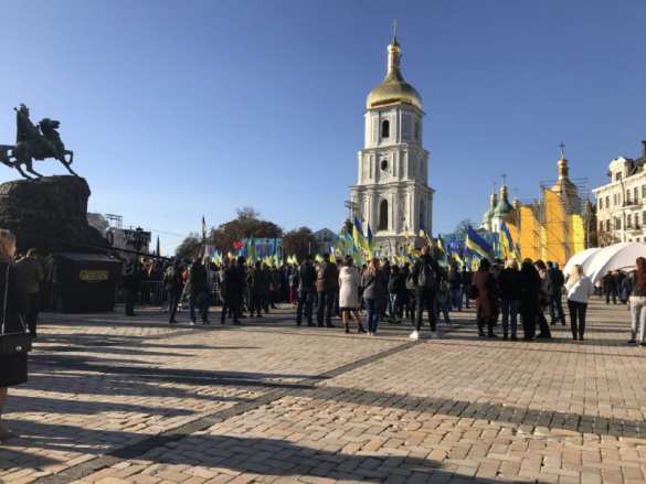 Порошенко прибыл на молебен: привезённые «молящиеся» начали расходиться (ФОТО, ВИДЕО) | Русская весна