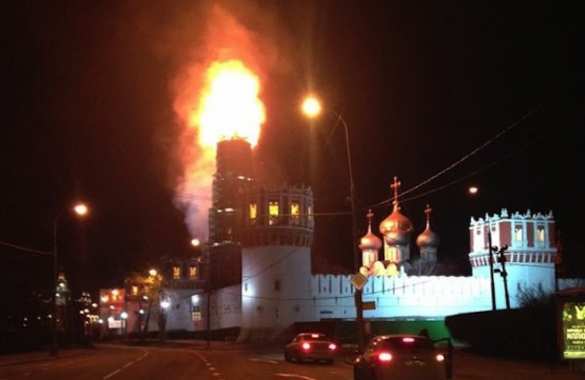 Молния: В Москве горит Новодевичий монастырь. Пожар тушат более 100 человек и десятки единиц спецтехники (ВИДЕО) | Русская весна