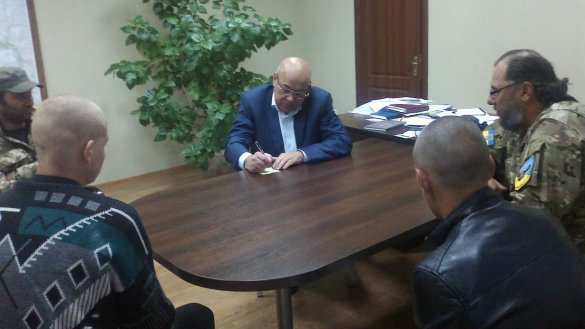 «Айдаровцы» похитили двух братьев за вывешенный флаг России и заставляли их учить гимн Украины и убирать военную часть (фото) | Русская весна