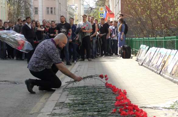 «Помним!»: в годовщину Одесской Хатыни россияне пришли к посольству Украины (ФОТО, ВИДЕО) | Русская весна