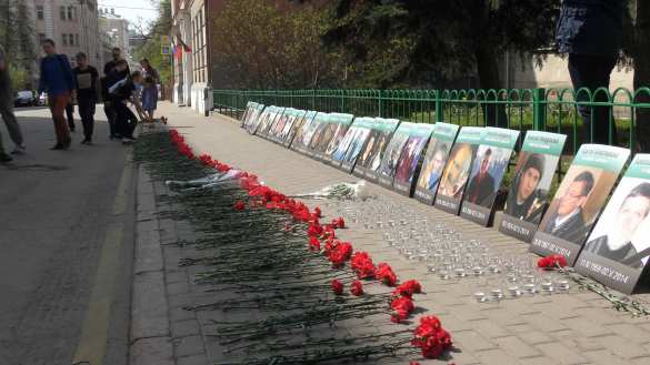 «Помним!»: в годовщину Одесской Хатыни россияне пришли к посольству Украины (ФОТО, ВИДЕО) | Русская весна