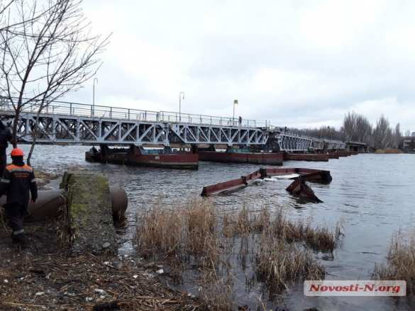 Согнуло зигзагом: в Николаеве мост оторвался от берега (ФОТО, ВИДЕО) | Русская весна