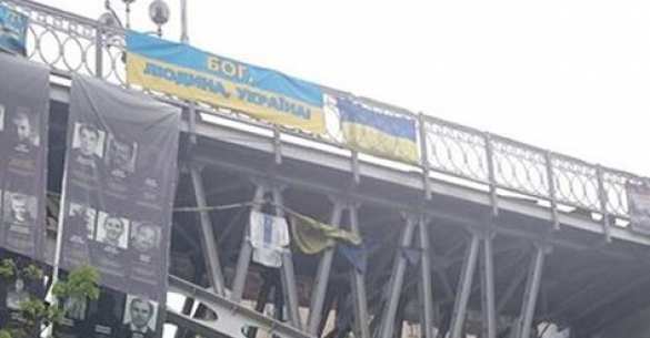 Это Украина: мужчина совершил суицид на Майдане Незалежности (+ФОТО) | Русская весна